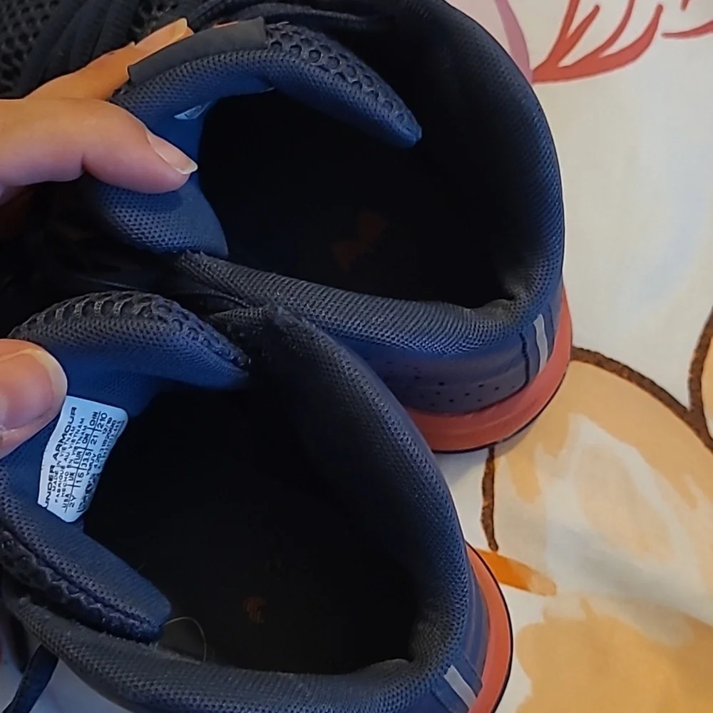 SOLD Under Armour Basketball Shoes Size 2 Y Blue - Picture 6 of 7